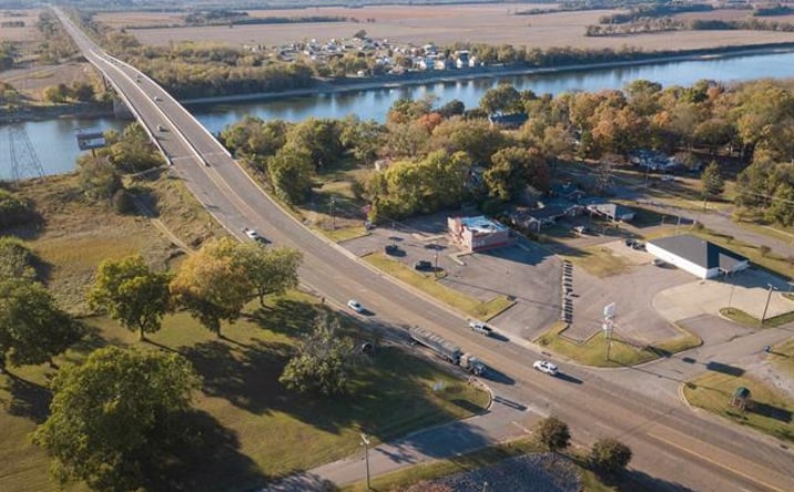Pictures of Retail property located at 190 Bridge Ave, Savannah, TN 38372 for sales - image #1