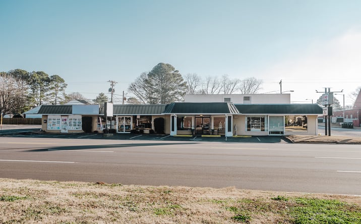 Pictures of Retail property located at 711 Woodward Ave, Muscle Shoals, AL 35661 for sales - image #1