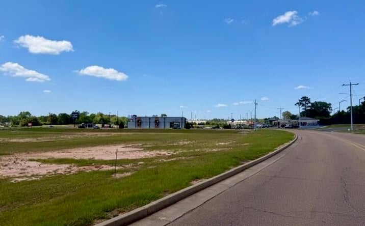 Pictures of Retail, Office, Mixed Use property located at 352 ANNA DR, MCCOMB, MS 39648 for sales - image #1