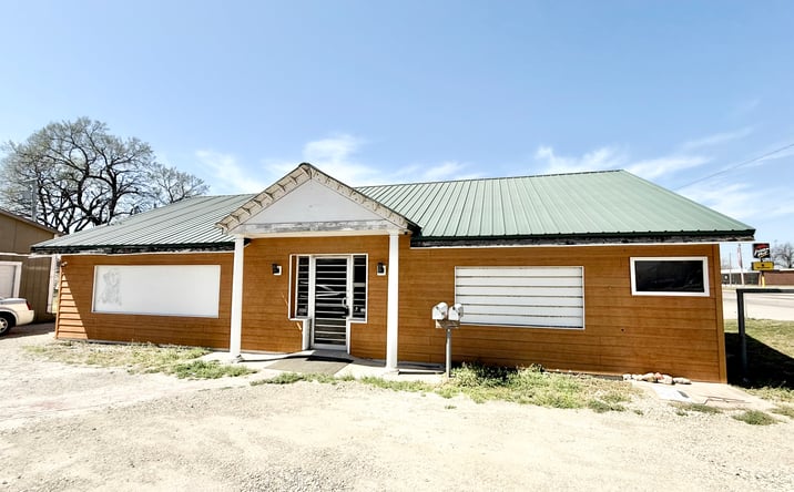 Pictures of Retail, Office, Mixed Use property located at 515 W DOOLIN AVE, BLACKWELL, OK 74631 for sales - image #1