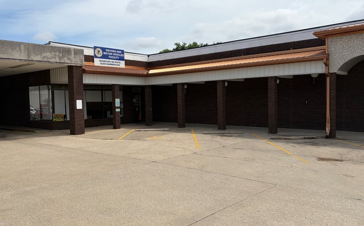 Pictures of Office property located at 13 Old Capitol Shopping Center, Vandalia, IL 62471 for sales - image #1