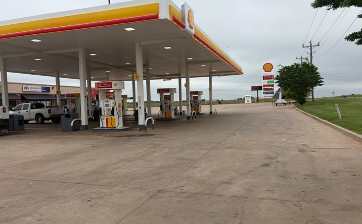 Pictures of Retail property located at 19401 N PORTLAND AVE, EDMOND, OK 73012 for sales - image #1