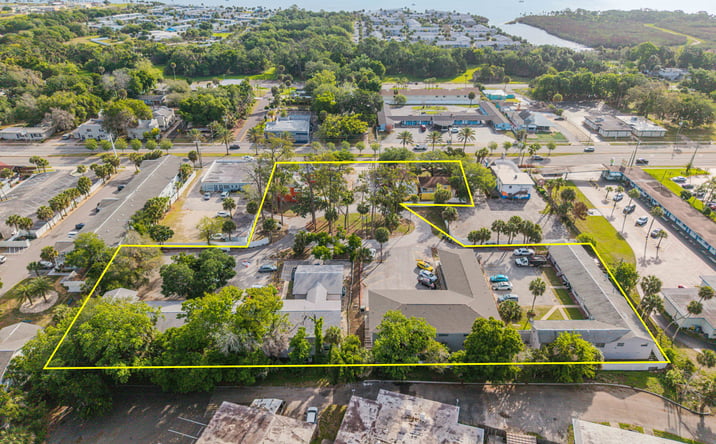 Pictures of Multifamily property located at 311 Country Club Oval, Daytona Beach, FL 32114 for sales - image #1