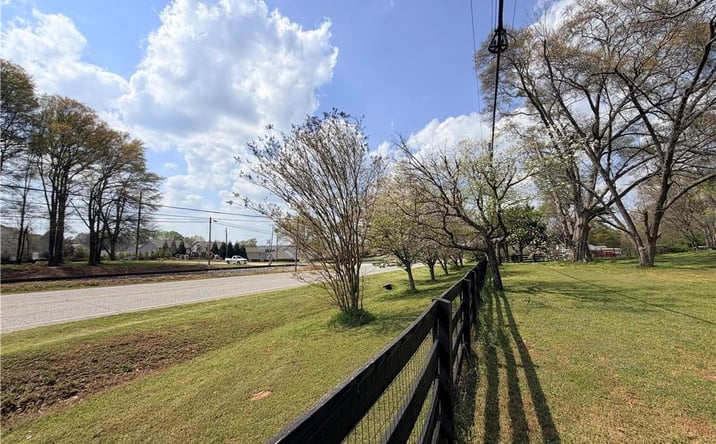 Pictures of Mixed Use, Retail property located at 662 Old Gainesville Hwy, Pendergrass, GA 30567 for sales - image #1
