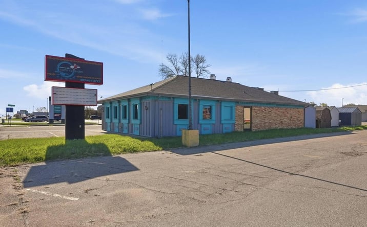 Pictures of Retail property located at 1404 E COLLEGE DR, MARSHALL, MN 56258-2027 for sales - image #1
