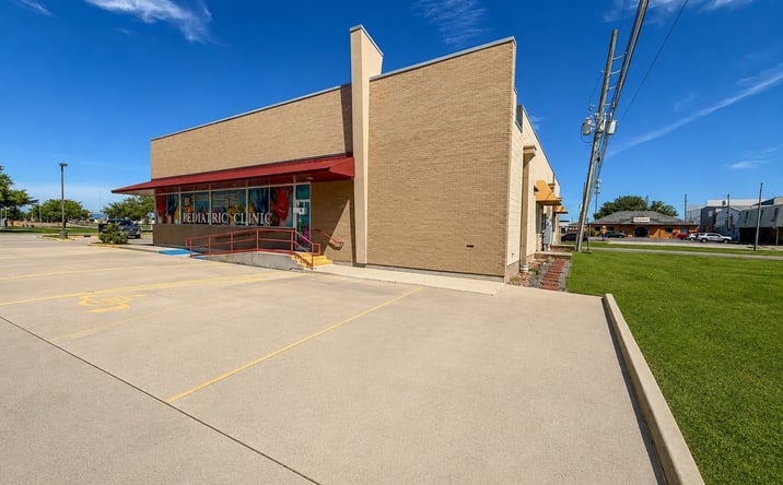 Pictures of Retail, Office, Special Purpose property located at 8250 W JUDGE PEREZ DR, CHALMETTE, LA 70043-1612 for sales - image #1