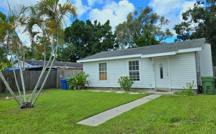 Pictures of Multifamily property located at 2014 10th Street West, Bradenton, FL 34205 for sales - image #1