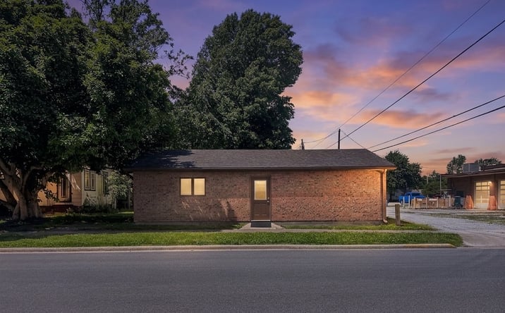 Pictures of Office, Retail property located at 301 N Main Street, Flora, IL 62839 for sales - image #1