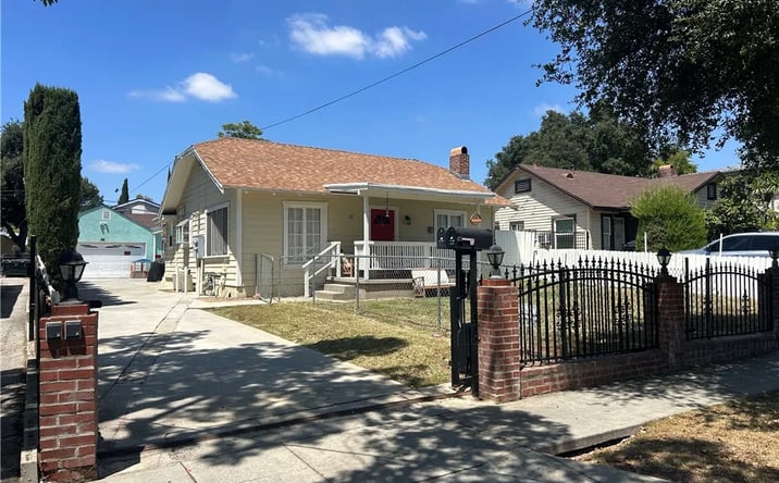 Pictures of Multifamily property located at 67 N Oak, Pasadena, CA 91107 for sales - image #1