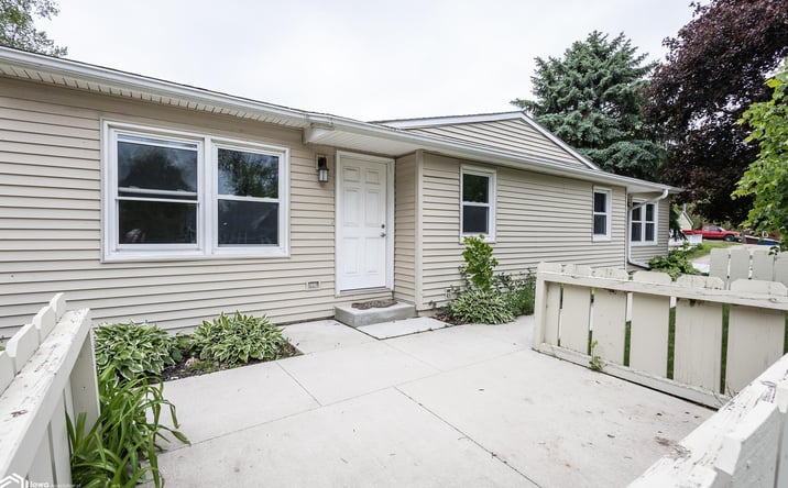 Pictures of Multifamily property located at 207 8Th Avenue S, Clear Lake, IA 50428 for sales - image #1