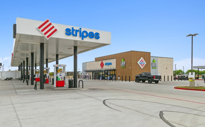 Pictures of Retail property located at 2000 US-77, KINGSVILLE, TX 78363 for sales - image #1
