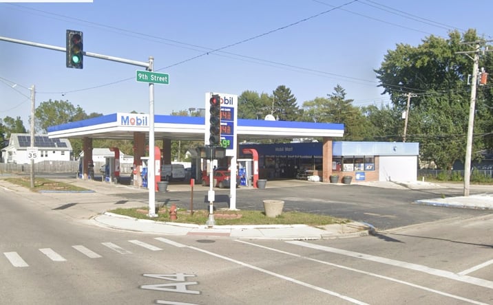 Pictures of Retail property located at 847 Sheridan Road, Winthrop Harbor, IL 60096 for sales - image #1
