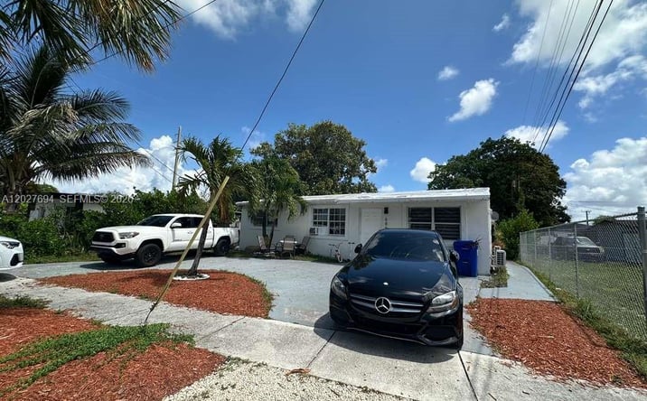 Pictures of Multifamily property located at 685 SW 7th Terr, Dania Beach, FL 33004 for sales - image #1