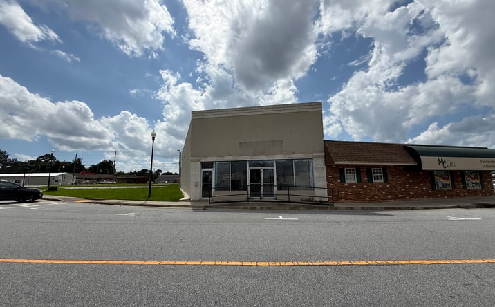 Pictures of Retail property located at 114 South Commercial Circle, Warner Robins, GA 31088 for sales - image #1