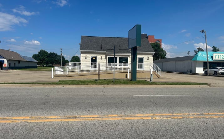 Pictures of Retail, Office property located at 712 N WEBSTER Street, Taylorville, IL 62568 for sales - image #1