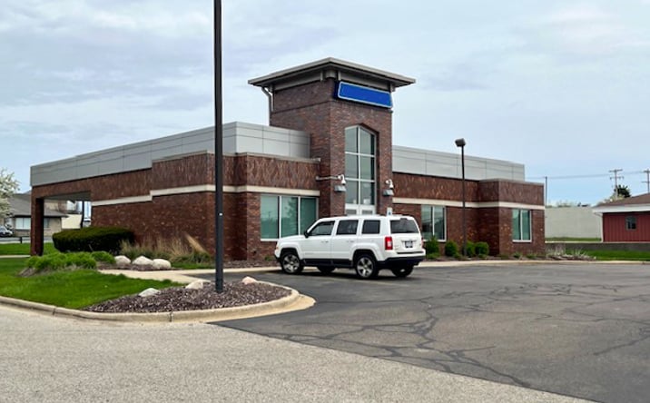 Pictures of Retail property located at 857 4 Mile Road Northwest, Grand Rapids, MI 49544 for sales - image #1