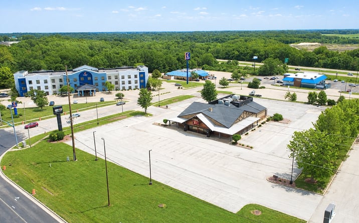 Pictures of Retail property located at 2660 S DIRKSEN PKWY, SPRINGFIELD, IL 62703-4506 for sales - image #1