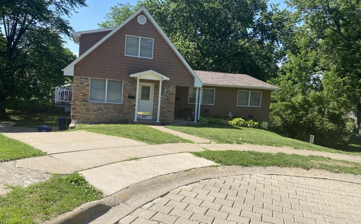 Pictures of Multifamily property located at 2356-58 Hillandale Road, Davenport, IA 52804 for sales - image #1