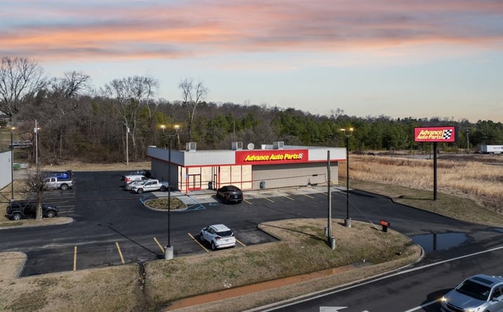 Pictures of Retail property located at 4646 W Stone Drive, Kingsport, TN 37660 for sales - image #1