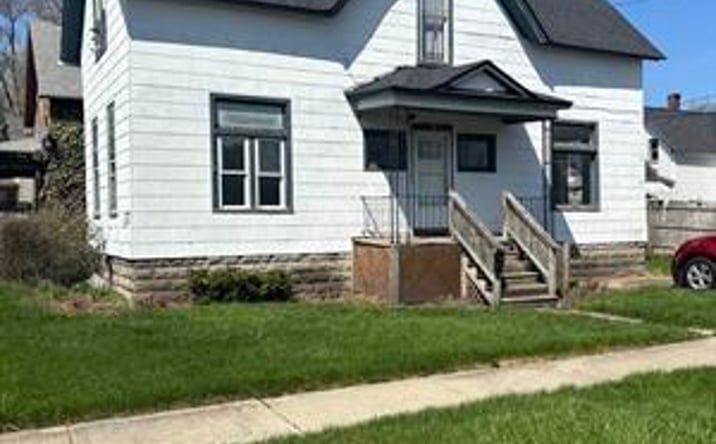 Pictures of Multifamily property located at 106 S Chilson St, Bay City, MI 48706 for sales - image #1