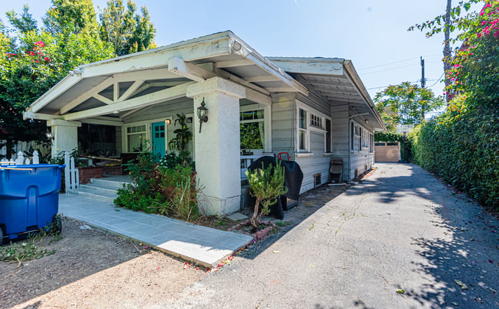 Pictures of Multifamily property located at 1130 Beachwood Drive, Los Angeles, CA 90038 for sales - image #1