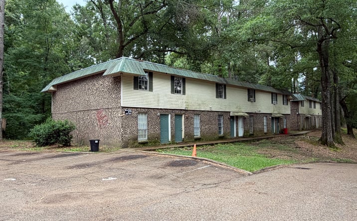 Pictures of Multifamily property located at 320 FISHER FRY RD, VICKSBURG, MS 39180 for sales - image #1