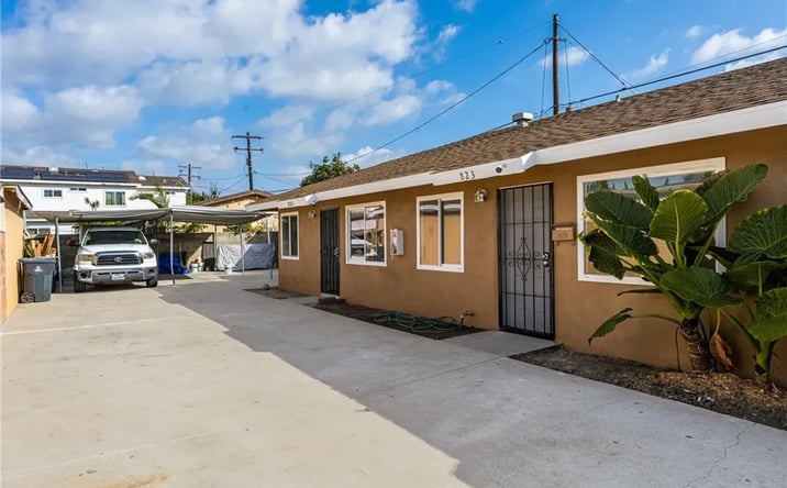 Pictures of Multifamily property located at 825 S Shelton Street, Santa Ana, CA 92703 for sales - image #1