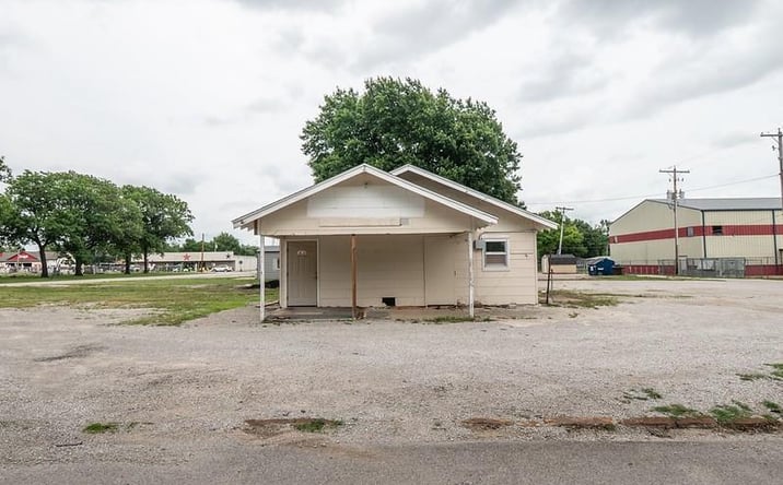 Pictures of Special Purpose property located at 406 E Taylor Avenue, Caney, KS 67333 for sales - image #1