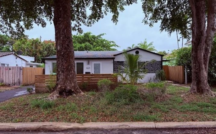 Pictures of Multifamily property located at 1621-1623 NE 16th Terrace NE, Fort Lauderdale, FL 33305 for sales - image #1