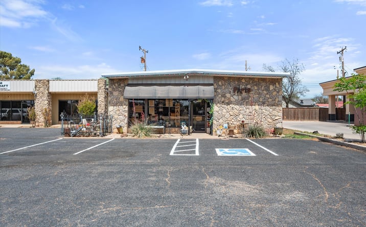 Pictures of Retail property located at 1926 Lockwood St, Tahoka, TX 79373 for sales - image #1