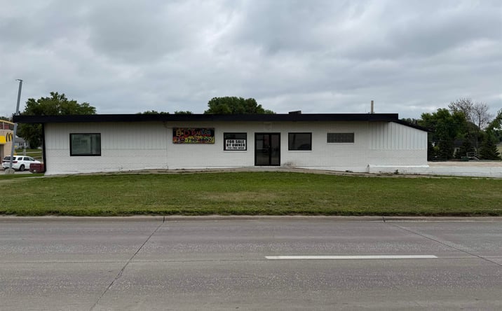 Pictures of Office, Retail property located at 818 W Us Highway 30, Carroll, IA 51401 for sales - image #1