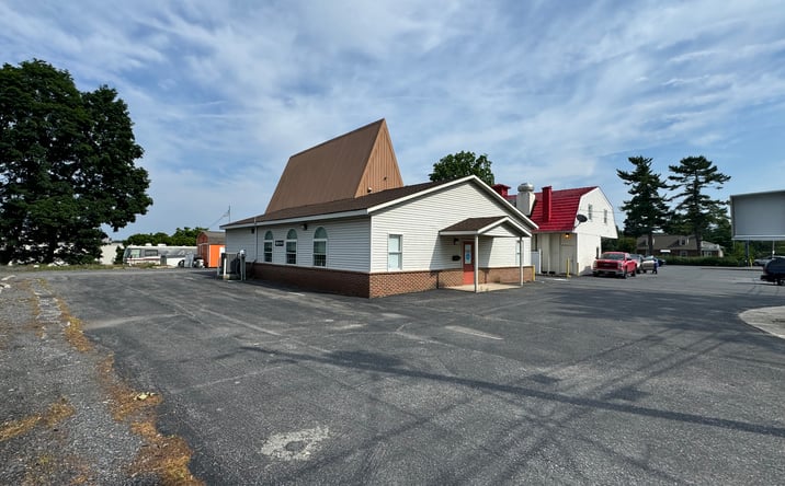 Pictures of Retail, Special Purpose property located at 9 Eisenhower Blvd, Lancaster, PA 17603 for sales - image #1