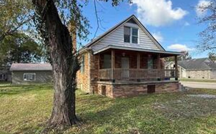 Pictures of Multifamily, Mixed Use, Land property located at 1103 W Boulevard St St Unit A & B, Marion, IL 62959 for sales - image #1