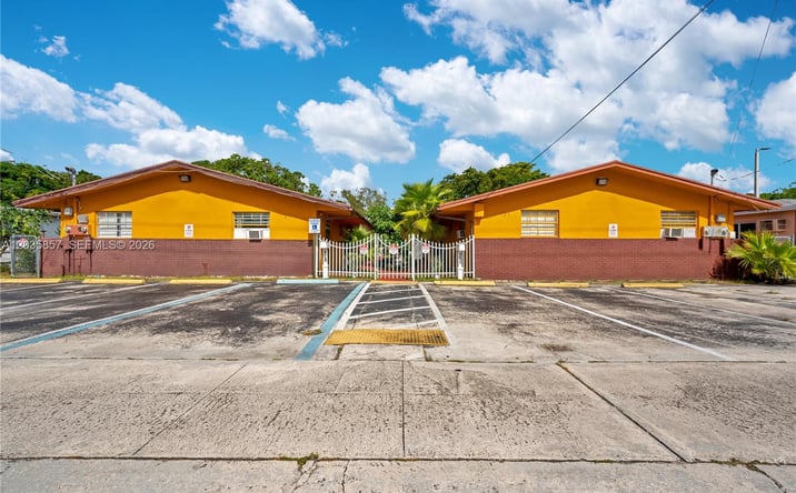 Pictures of Multifamily property located at 129-131 SE 5th St, Hallandale Beach, FL 33009 for sales - image #1