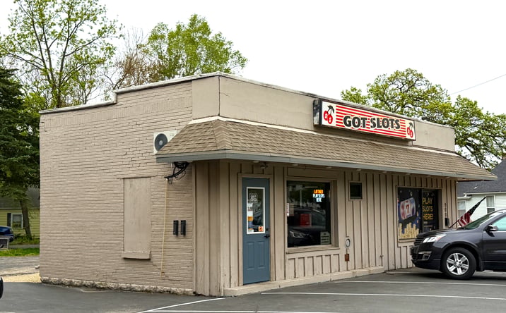 Pictures of Retail, Multifamily, Land property located at 900 Blackhawk Boulevard, South Beloit, IL 61080 for sales - image #1