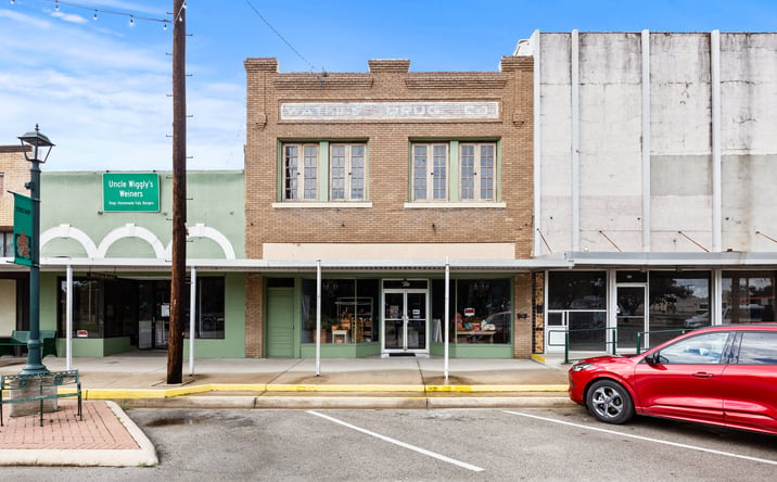 Pictures of Office, Hospitality, Retail property located at 523 East Davis Street, Luling, TX 78648 for sales - image #1
