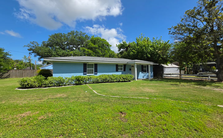 Pictures of Multifamily property located at 305 Miles Road, Bacliff, TX 77518 for sales - image #1