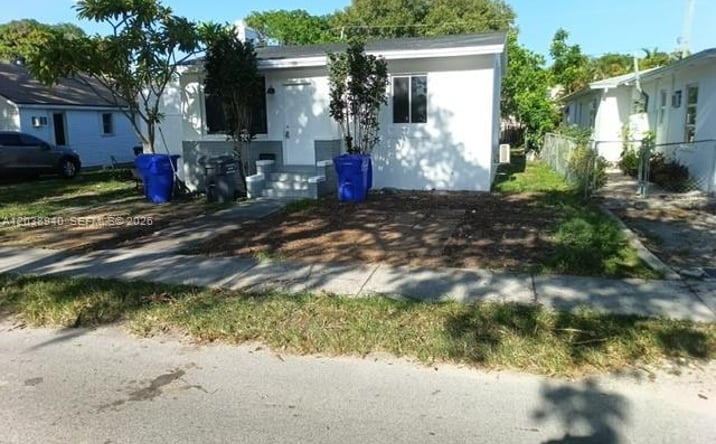 Pictures of Multifamily property located at 1123 N 17th Ct, Hollywood, FL 33020 for sales - image #1