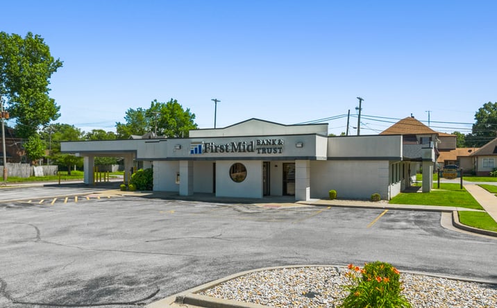 Pictures of Retail property located at 1709 Walnut Street, Murphysboro, IL 62966 for sales - image #1