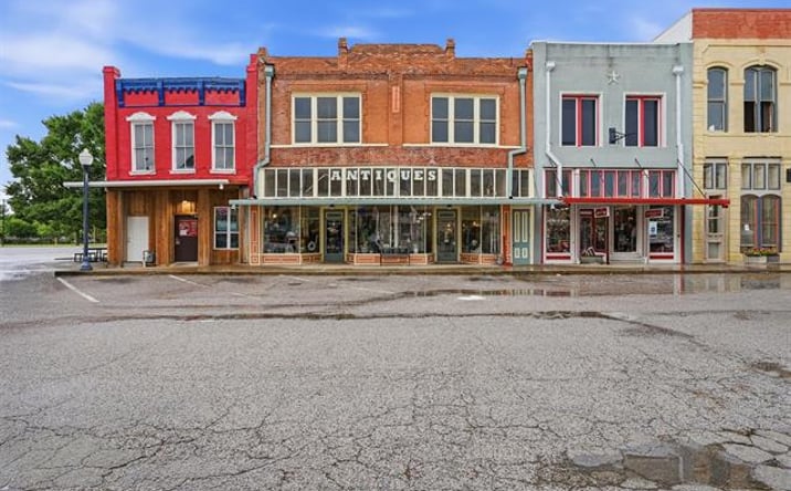 Pictures of Retail, Office, Mixed Use property located at 321 N Main Street, Bonham, TX 75418 for sales - image #1
