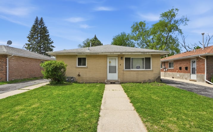 Pictures of Multifamily property located at 808 Mackinaw Avenue, Calumet City, IL 60409 for sales - image #1