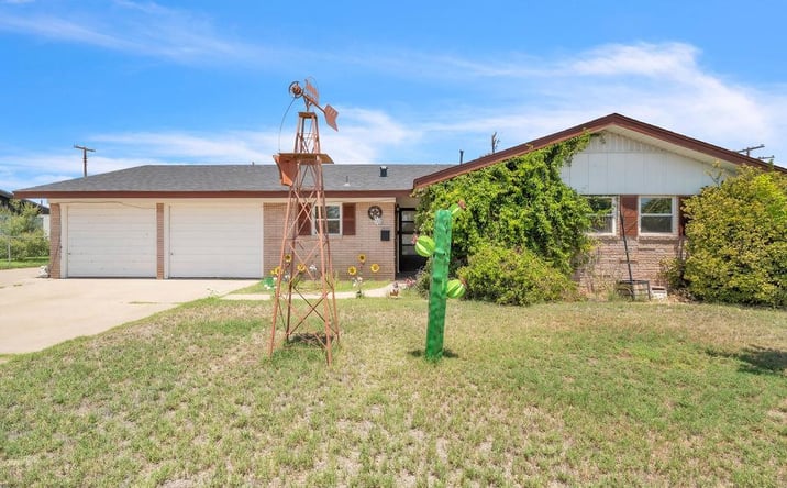Pictures of Land property located at 209 S H AVE, KERMIT, TX 79745-3635 for sales - image #1