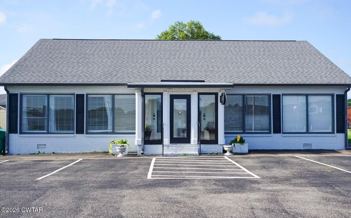 Pictures of Office property located at 79 Federal Drive, Jackson, TN 38305 for sales - image #1