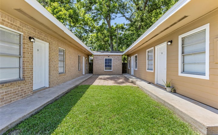 Pictures of Multifamily property located at 1001 W. Lobitt, Alvin, TX 77511 for sales - image #1