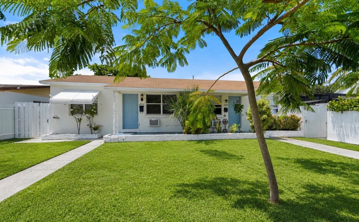 Pictures of Multifamily property located at 429 Lytle Street, West Palm Beach, FL 33405 for sales - image #1
