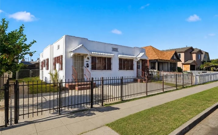 Pictures of Multifamily property located at 947 W 60th, Los Angeles, CA 90044 for sales - image #1