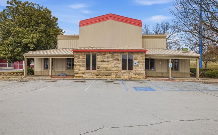 Pictures of Retail property located at 5604 Merchants Center Blvd, Knoxville, TN 37912 for sales - image #1
