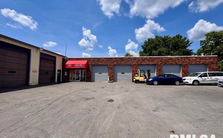 Pictures of Retail property located at 1202 W Dufour Street, Marion, IL 62959 for sales - image #1
