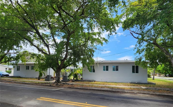 Pictures of Multifamily property located at 2000 Washington St, Hollywood, FL 33020 for sales - image #1