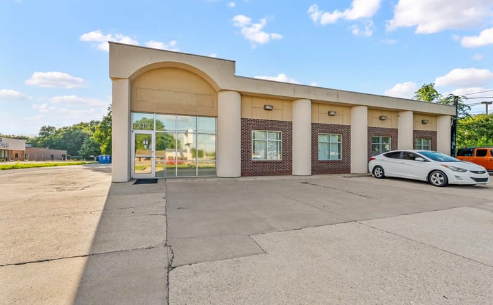 Pictures of Office property located at 10300 Dixie Hwy, Louisville, KY 40272 for sales - image #1